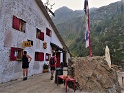 12 Partenza a piedi dal Rif. Longo (2026 m) ora con panoramico terrazzo esterno ben sistemato